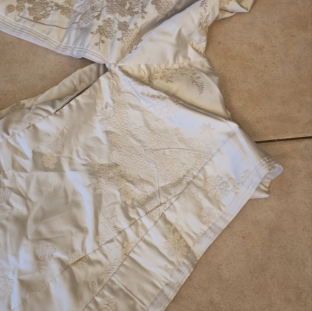 Authentic Japanese White Silk Embroidered Padded Women's Wedding Kimomo - Picture 15 of 15
